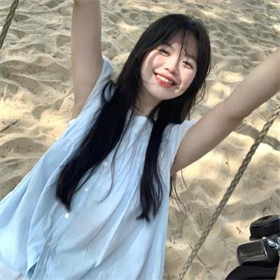 系红裤带的女人